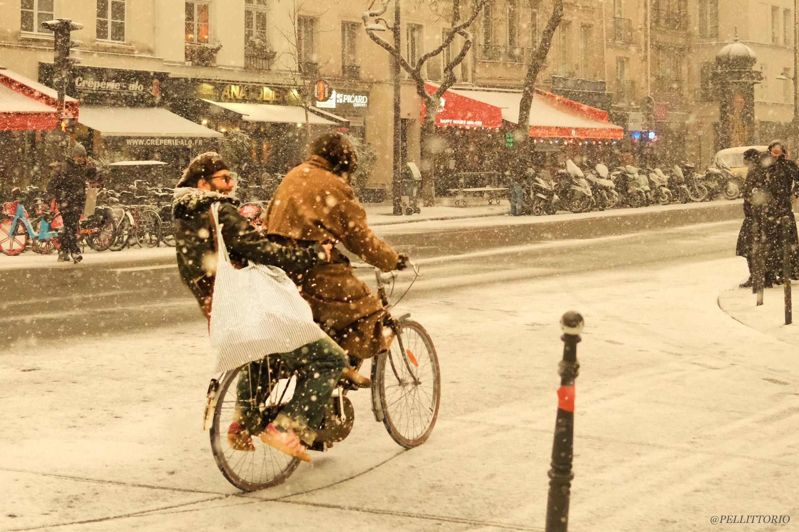 In due su una bici nella tormenta