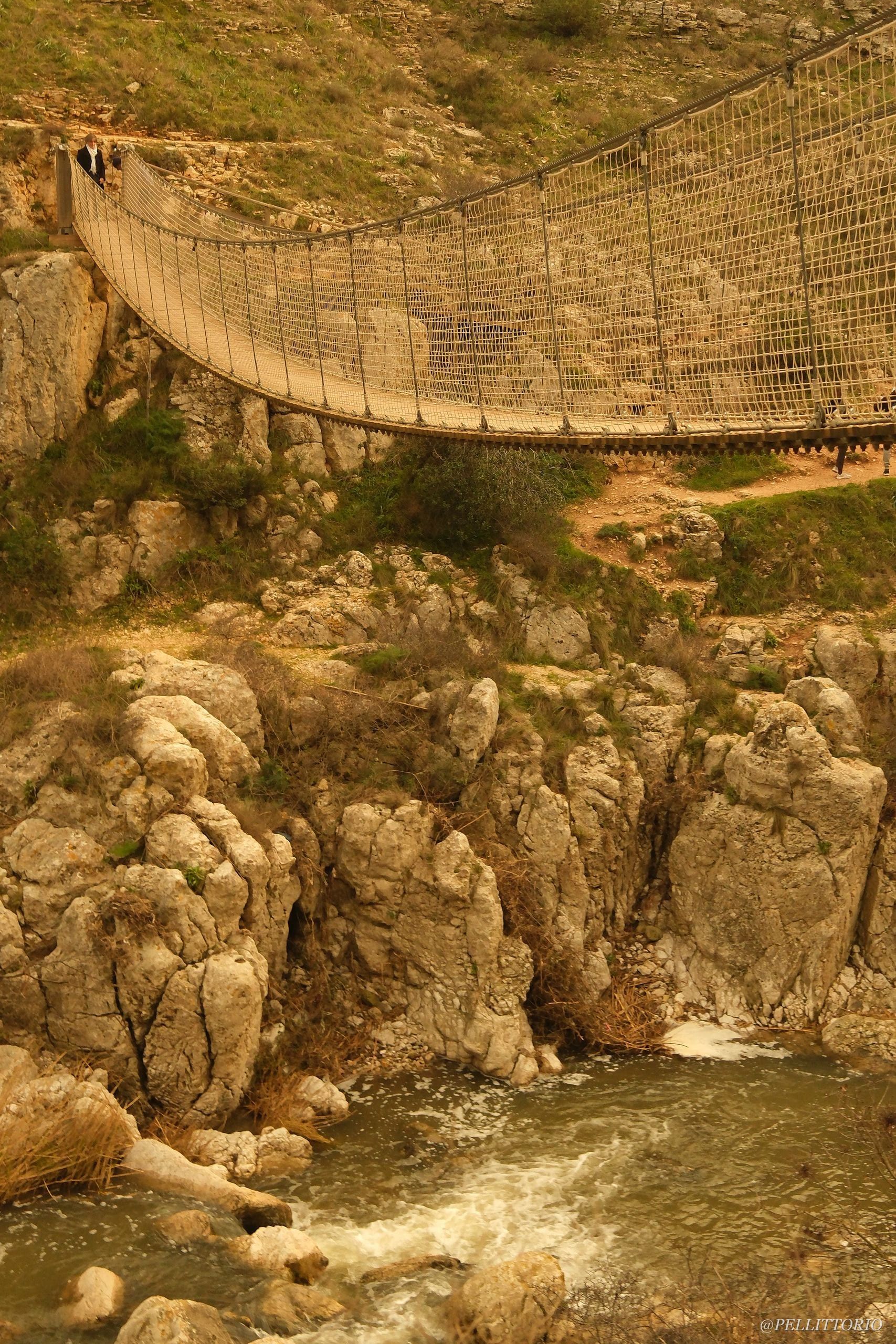 Ponte sospeso sul burrone di Matera