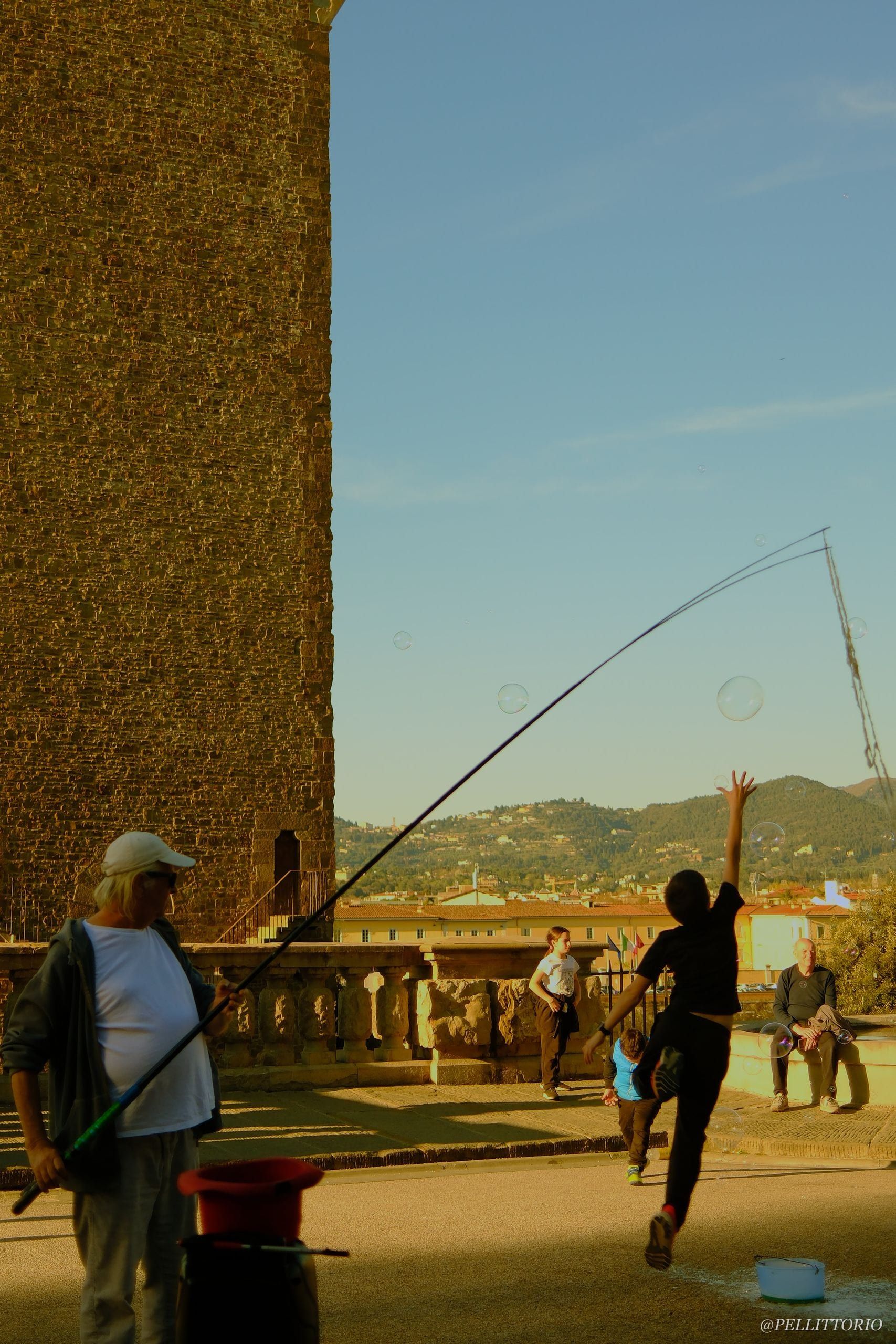Artista di strada con le bolle di sapone a Piazzale Michelangelo