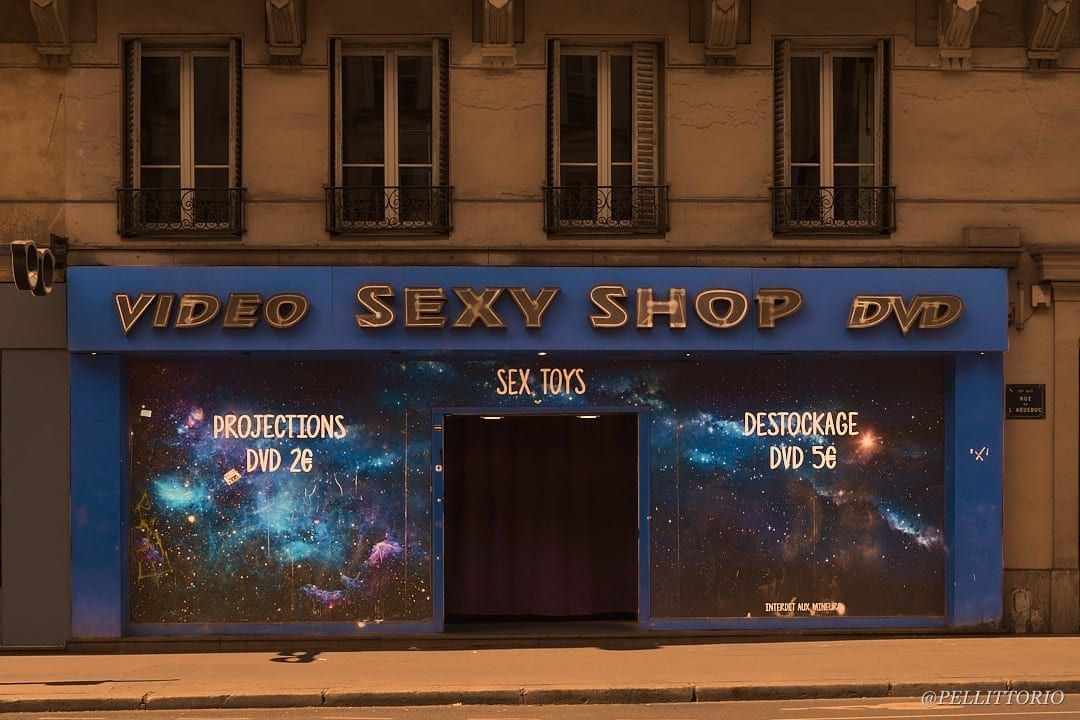 Vetrina di un sexy shop dipinta a galassie