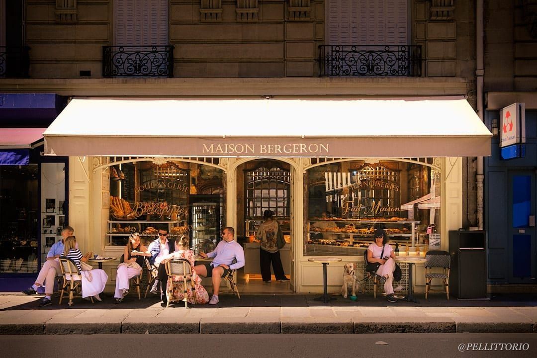 Terrazza di una boulangerie con cane in attesa