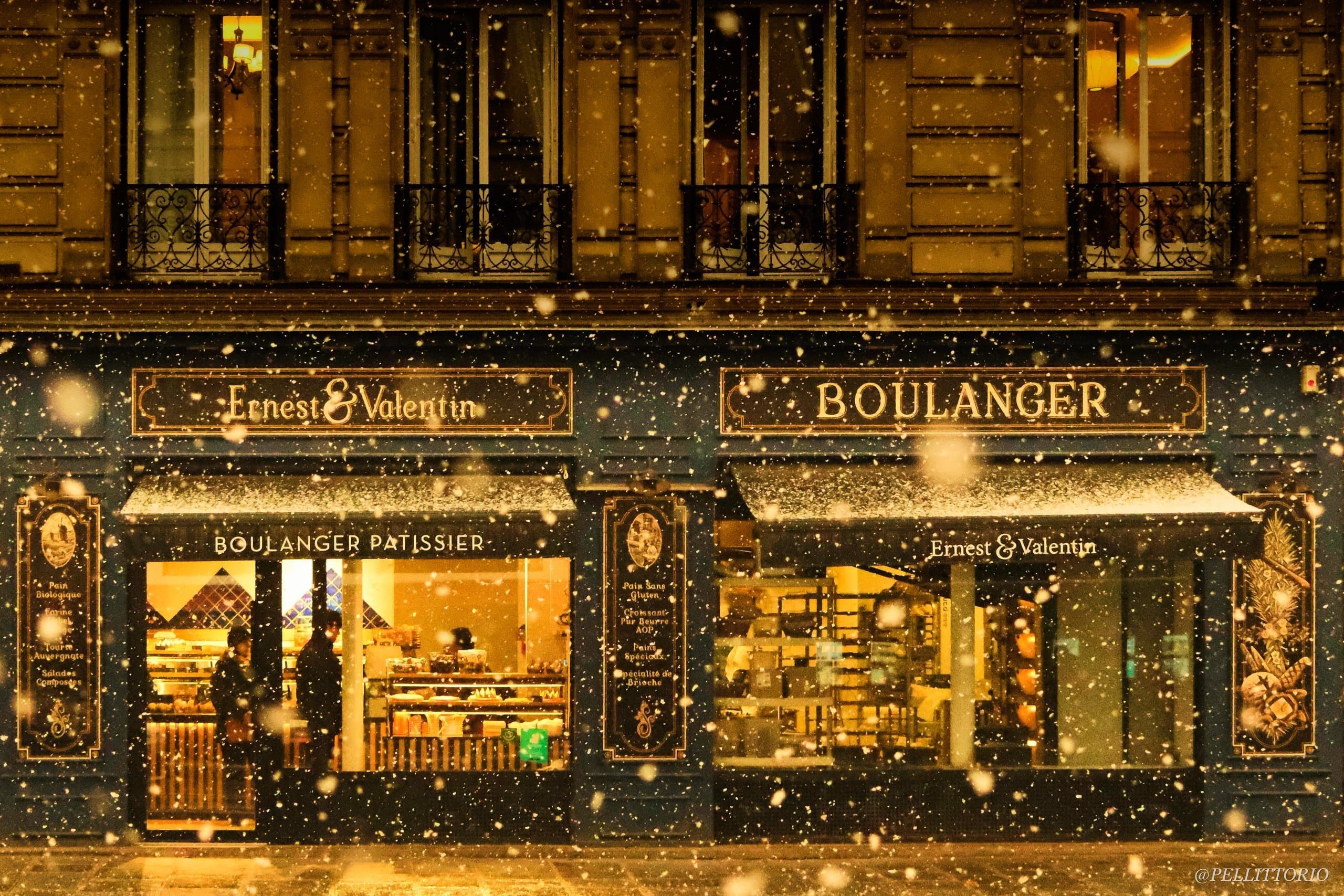 Neve davanti a una boulangerie accesa