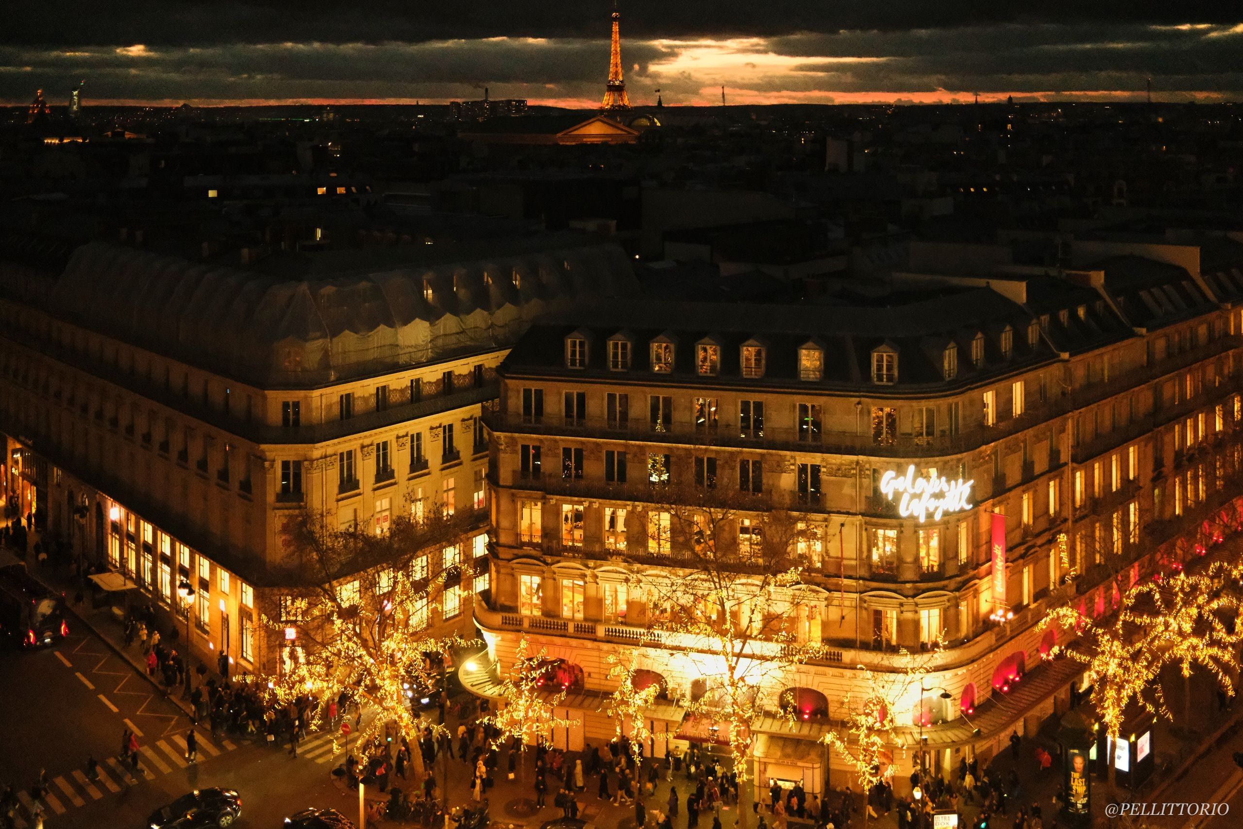 Galeries Lafayette di notte con la Torre Eiffel
