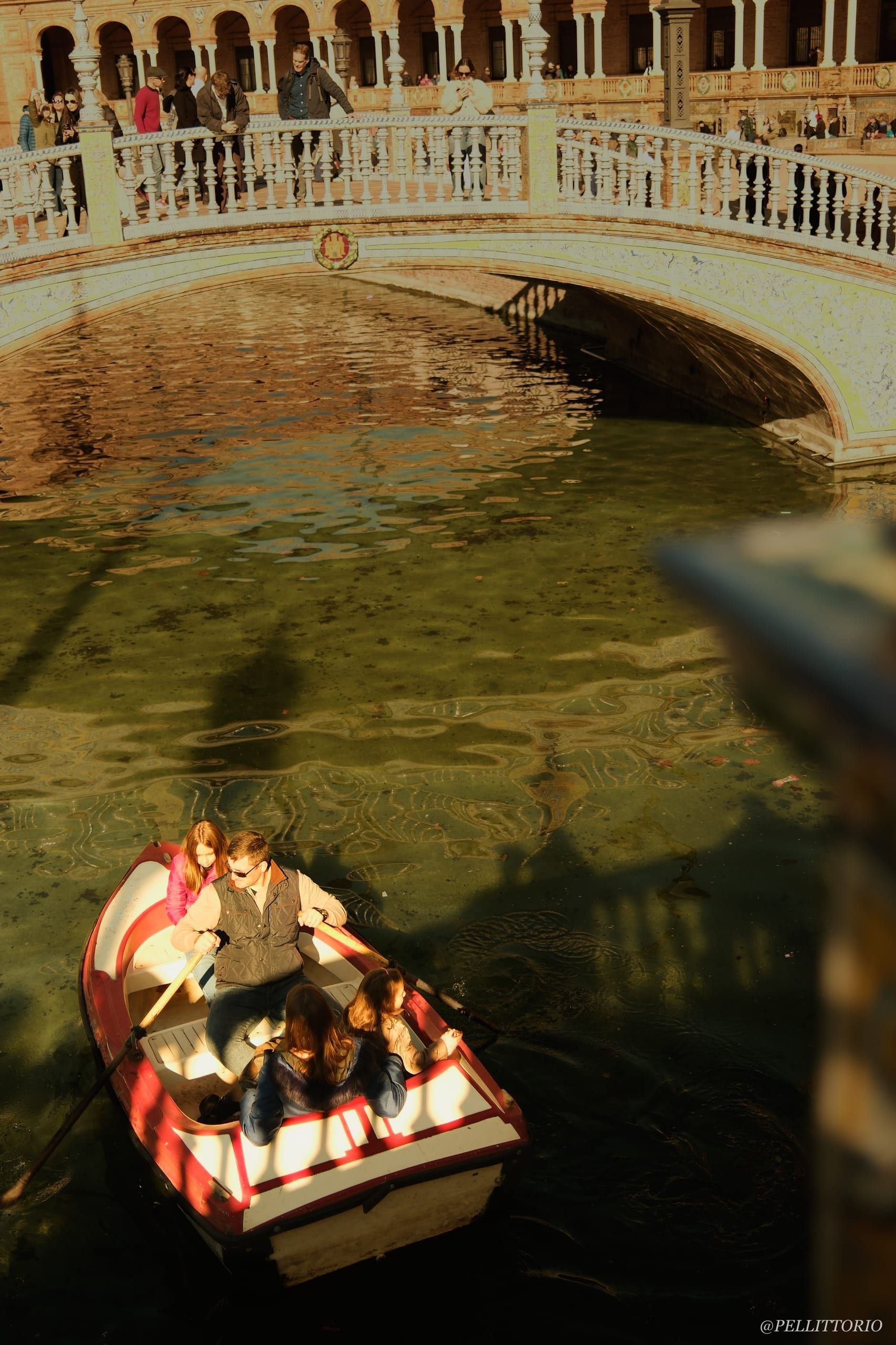Barca a remi nel canale di Plaza de España
