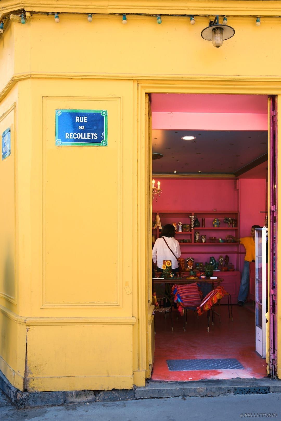 Negozio giallo con una stanza rosa dentro