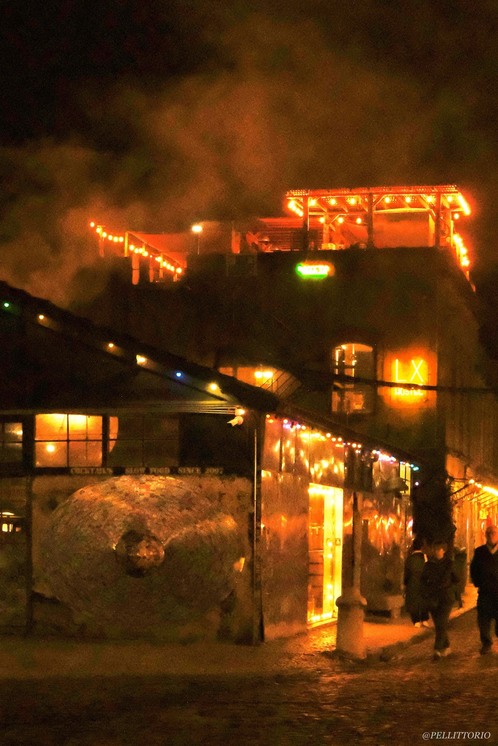 Vicolo della LX Factory di notte
