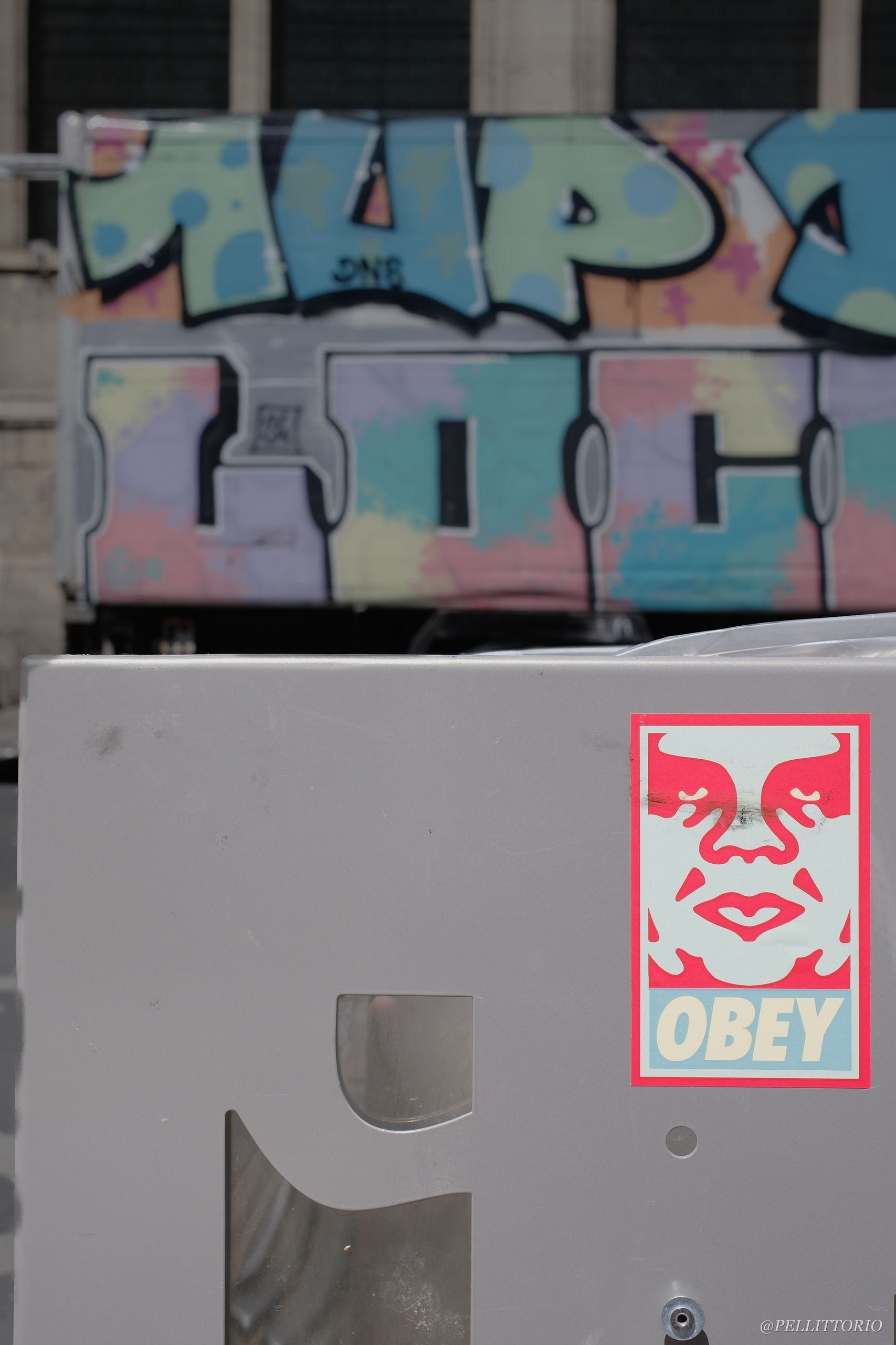 Furgone coperto di graffiti, adesivo OBEY
