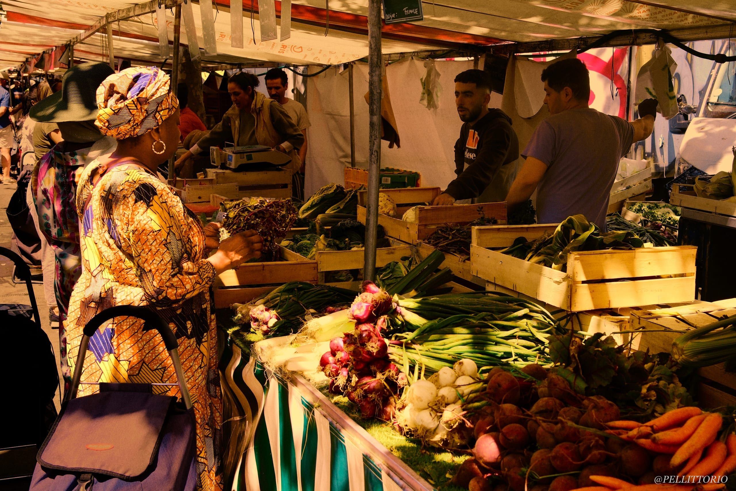 Banco del mercato carico di verdure