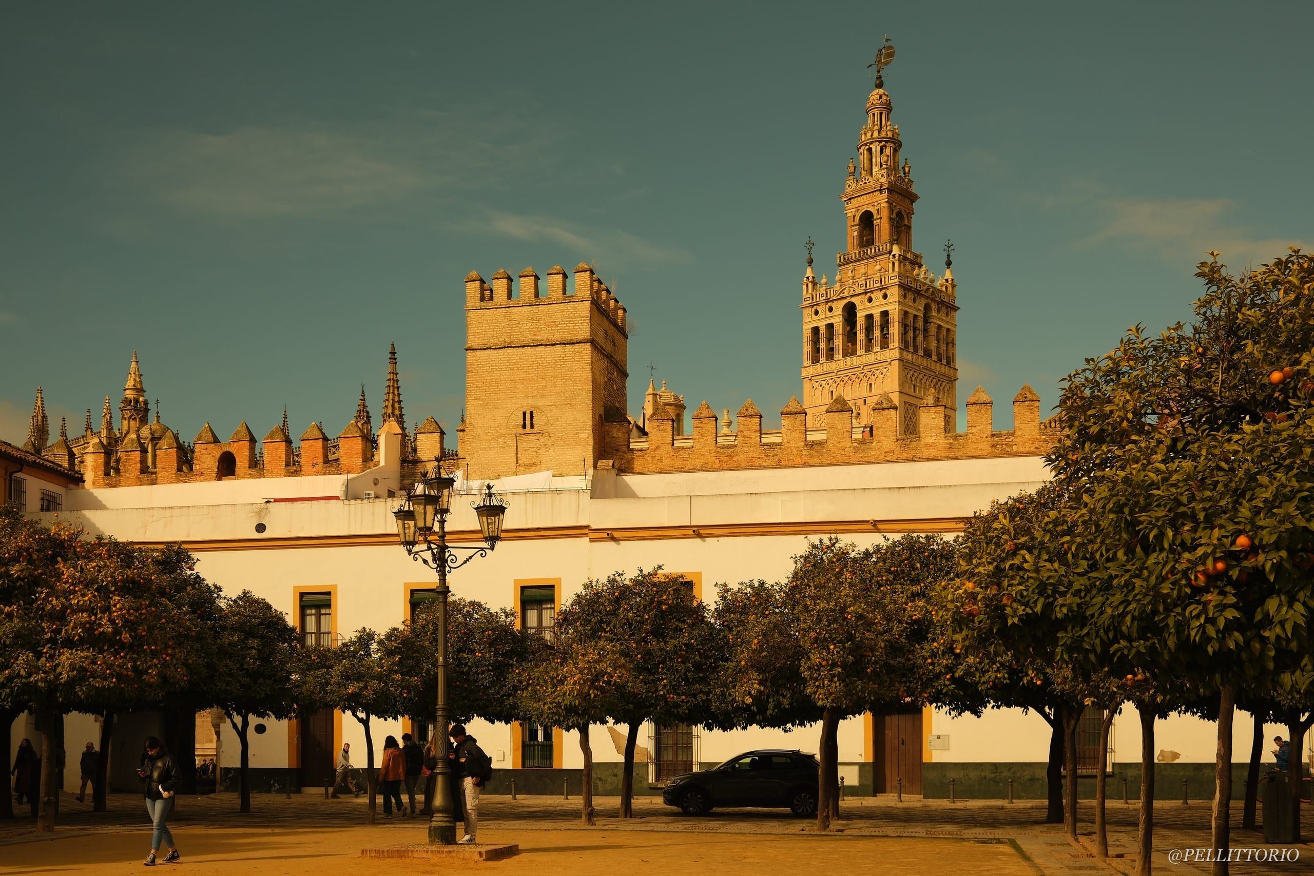 La Giralda sopra una piazza di aranci