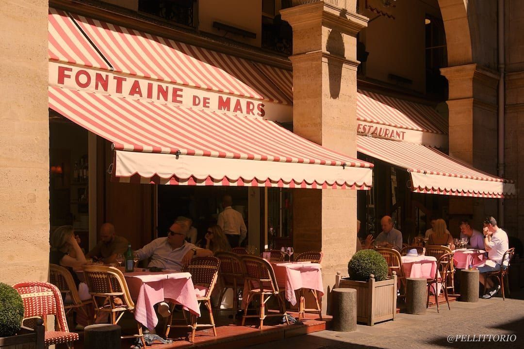 Le tende a righe della Fontaine de Mars
