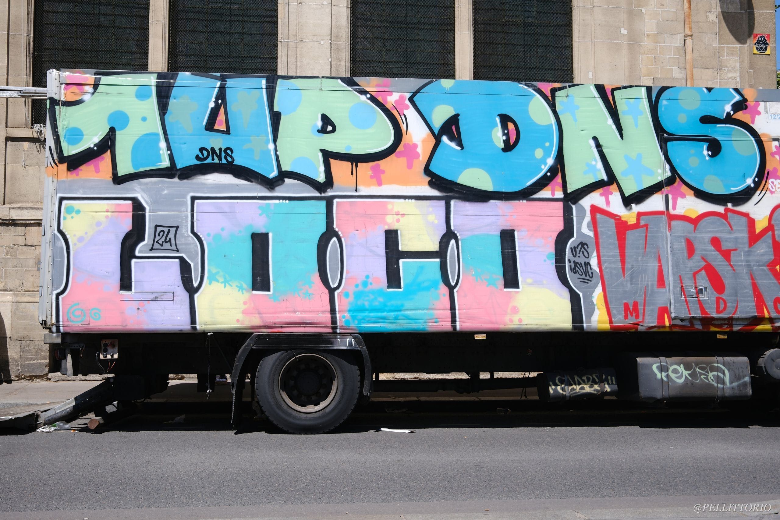 Furgone graffitato parcheggiato in una via di Parigi