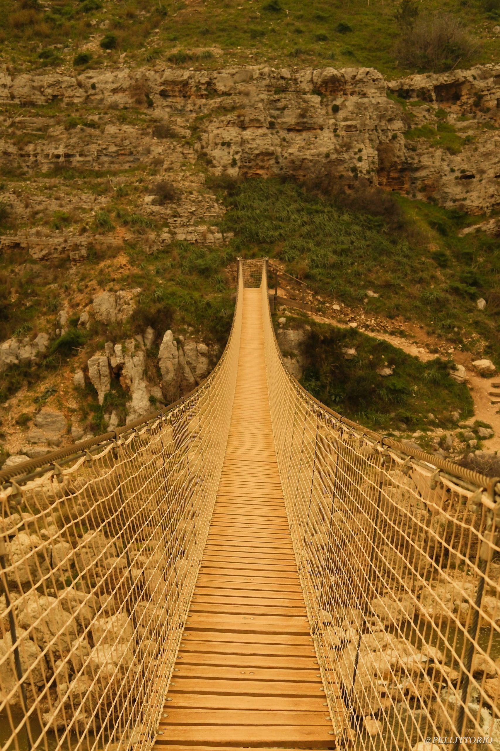 Ponte sospeso in legno su terreno roccioso