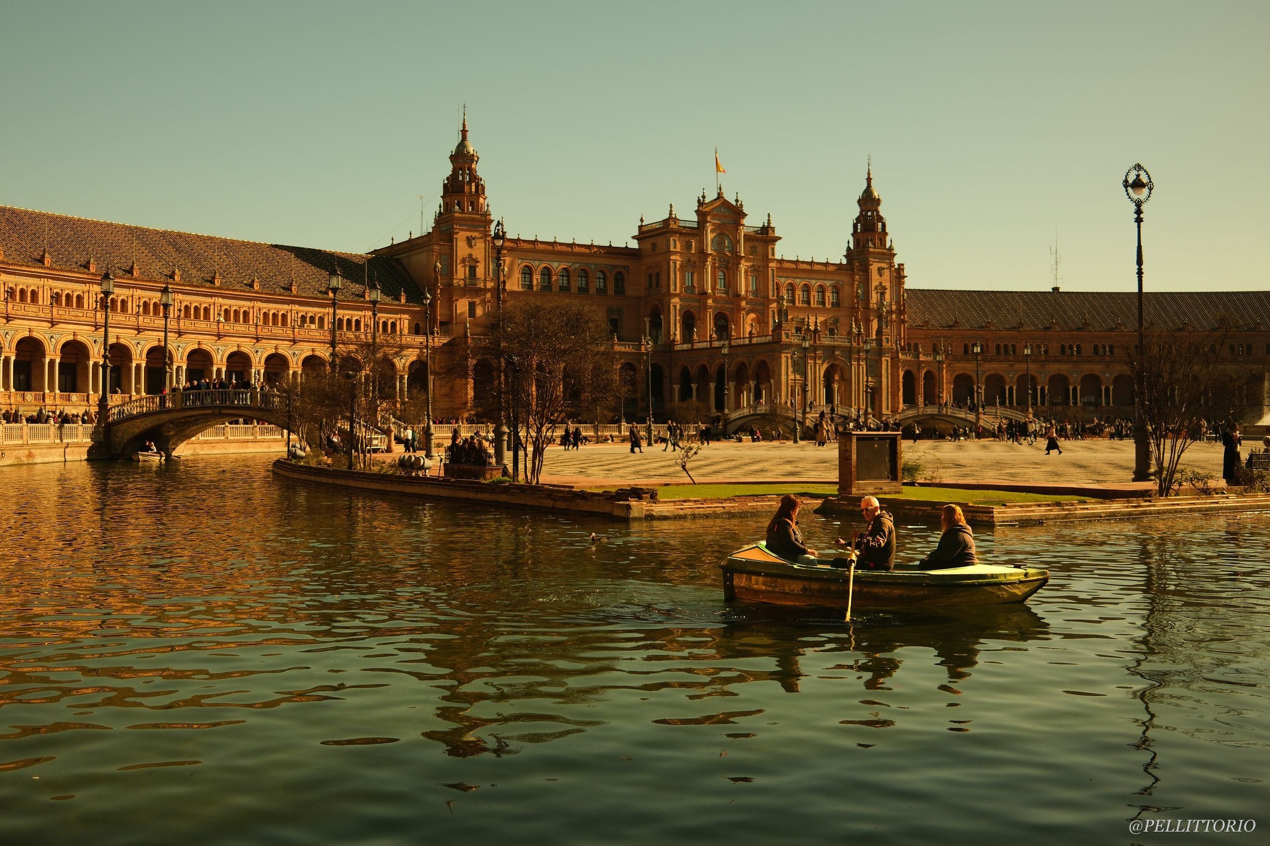 Barca a remi nel canale di Plaza de España