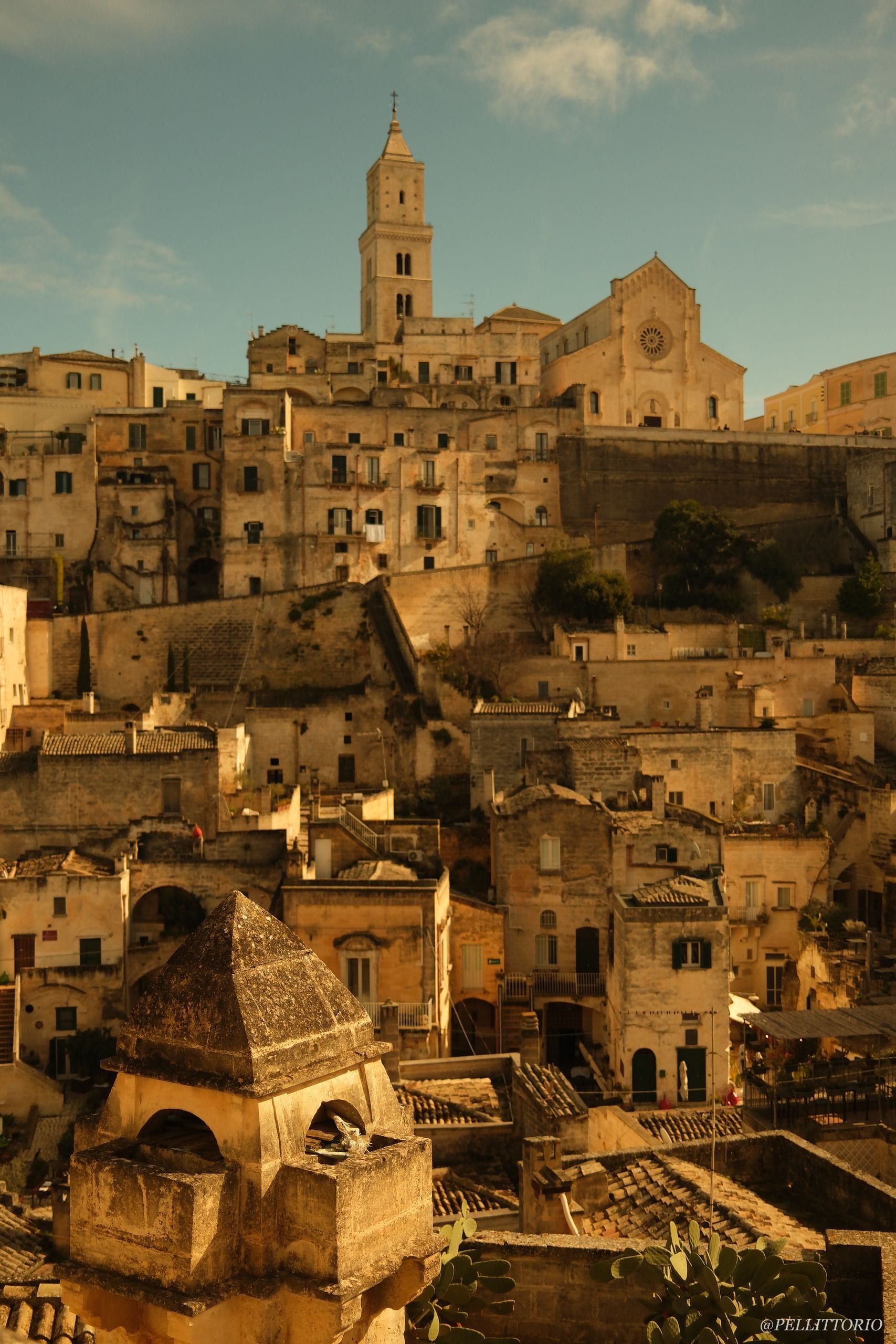 La città dei Sassi di Matera all'ora dorata
