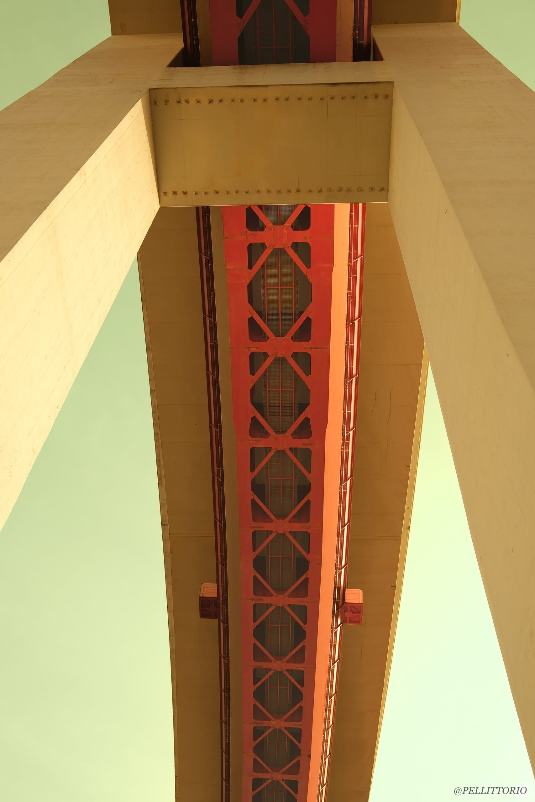 Il ponte 25 de Abril visto da sotto