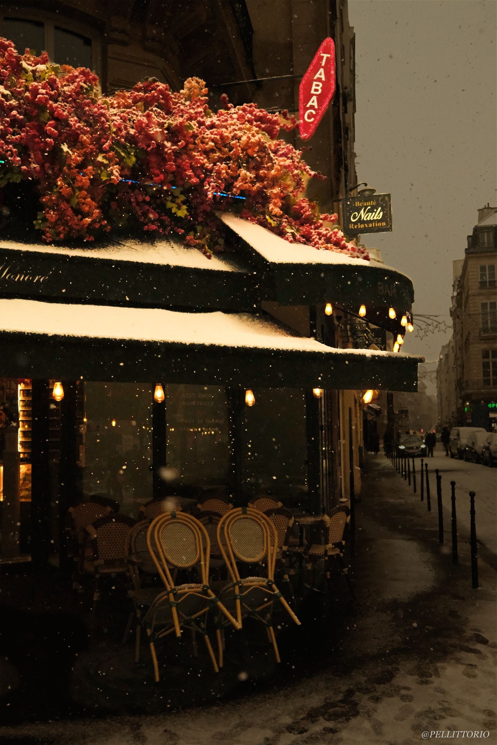 Terrazza di un café innevata a Parigi