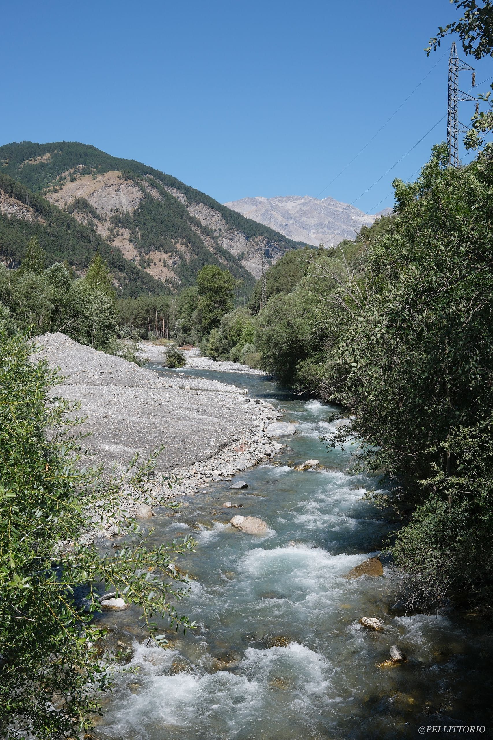 Torrente di montagna tra pendii boscosi
