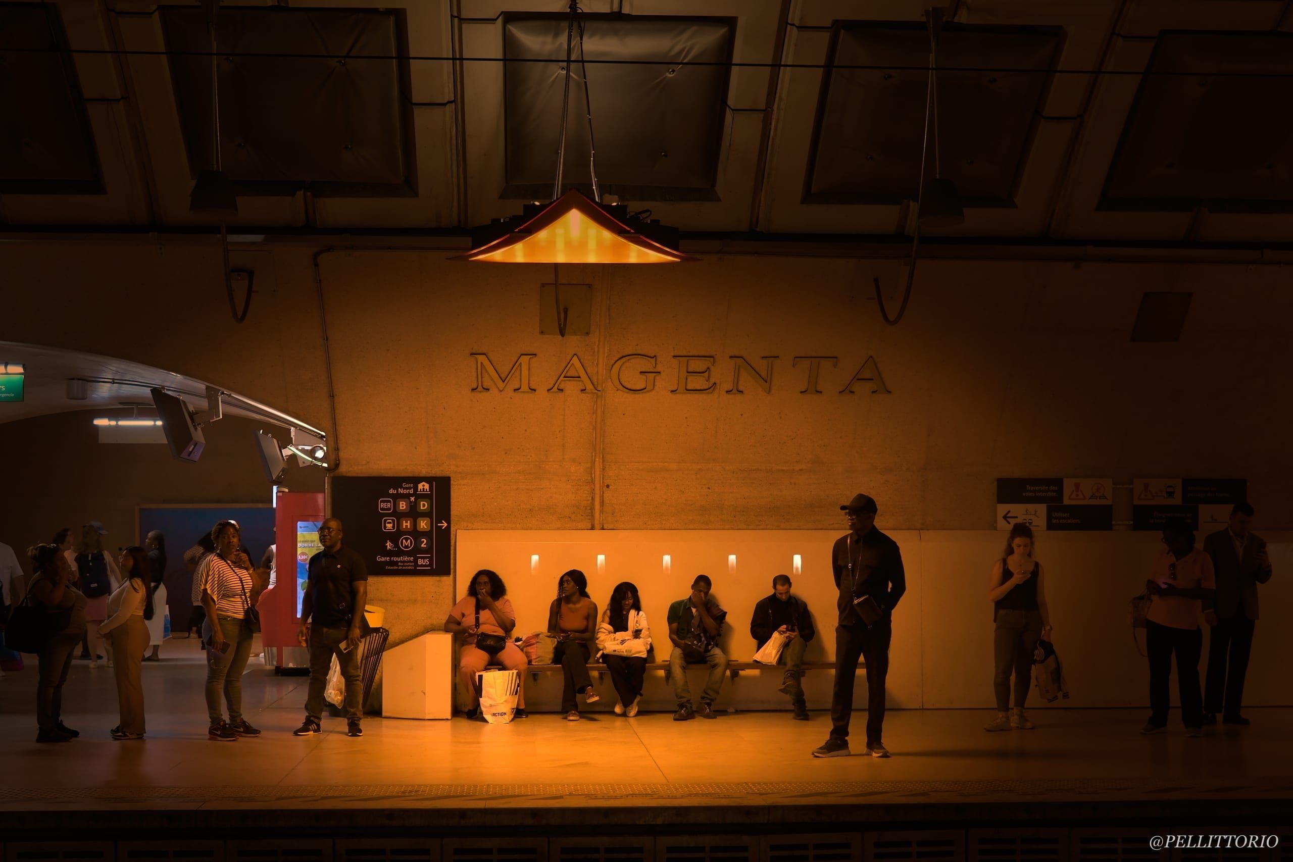 Pendolari sotto una lampada calda a Magenta